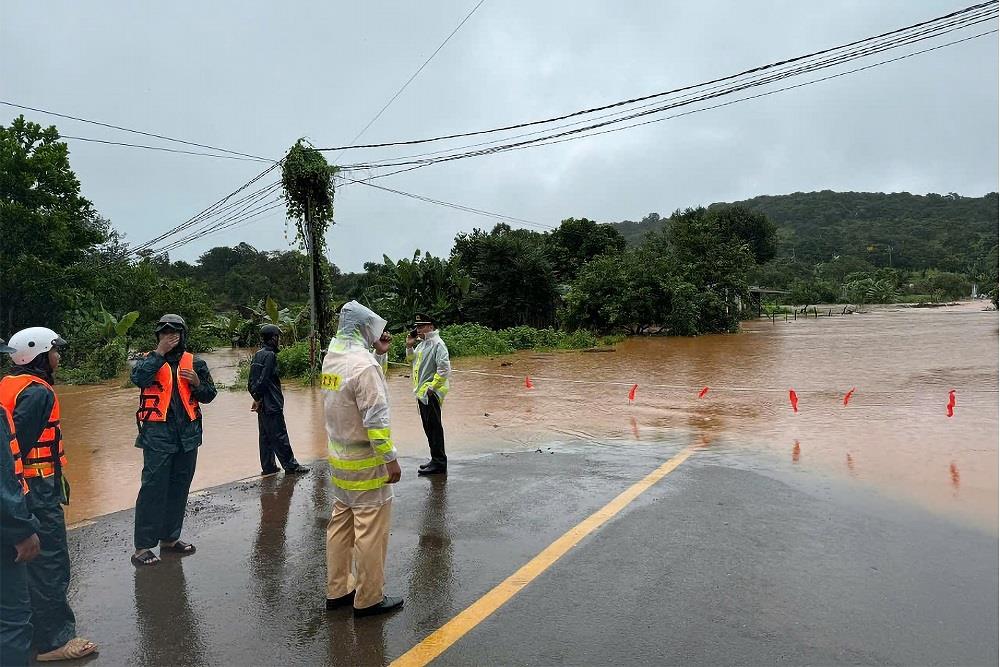 Lực lượng Công an tỉnh Bình Phước triển khai phương án đảm bảo an toàn giao thông trước tình hình ngập lụt.