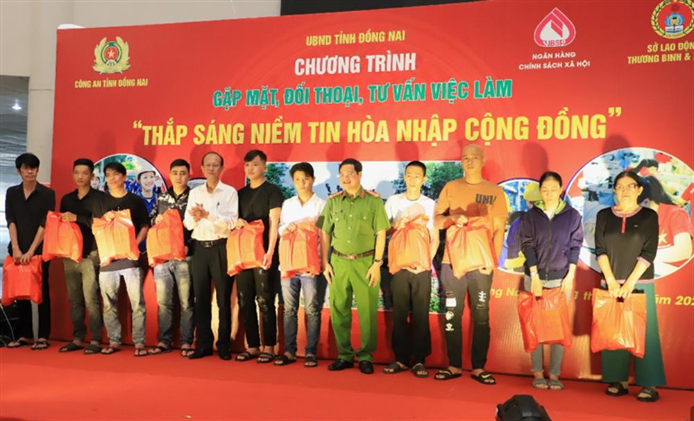 Lãnh đạo Công an tỉnh Đồng Nai tặng quà cho người chấp hành xong án phạt tù tái hòa nhập cộng đồng có hoàn cảnh khó khăn.