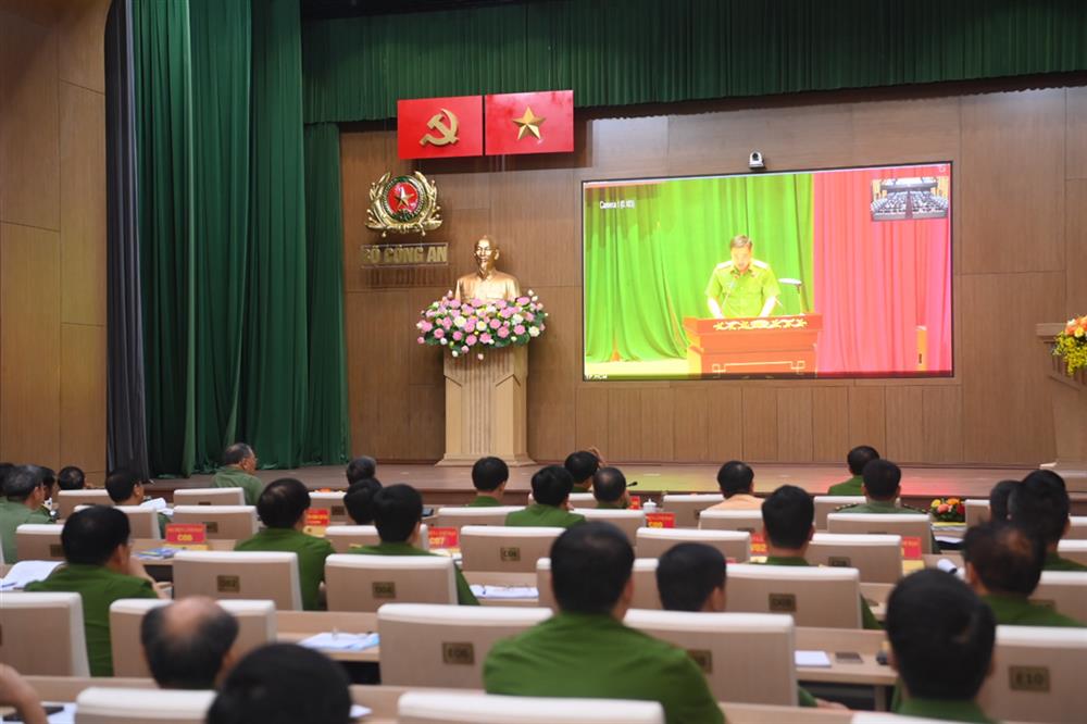 Hội nghị được tổ chức dưới hình thức trực tuyến giữa đầu cầu Bộ Công an với Công an 63 đơn vị, địa phương.