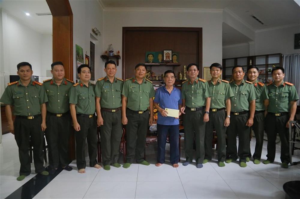 Đoàn đến thăm các đồng chí là nhân chứng tham gia Kế hoạch CM12, nguyên lãnh đạo Công an tỉnh.