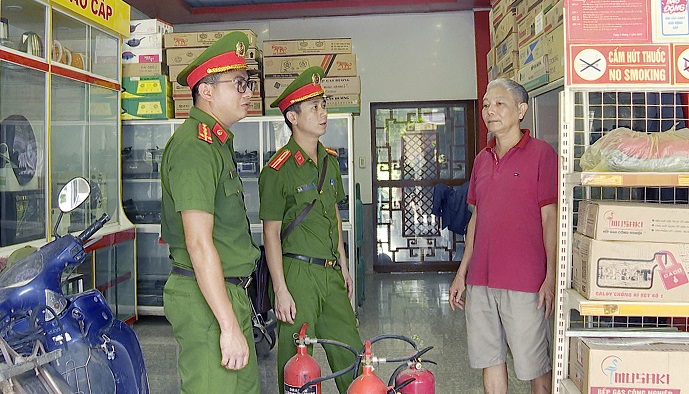 Công an xã An Bình thường xuyên tuyên truyền, nhắc nhở người dân trong công tác đảm bảo an toàn phòng cháy, chữa cháy.