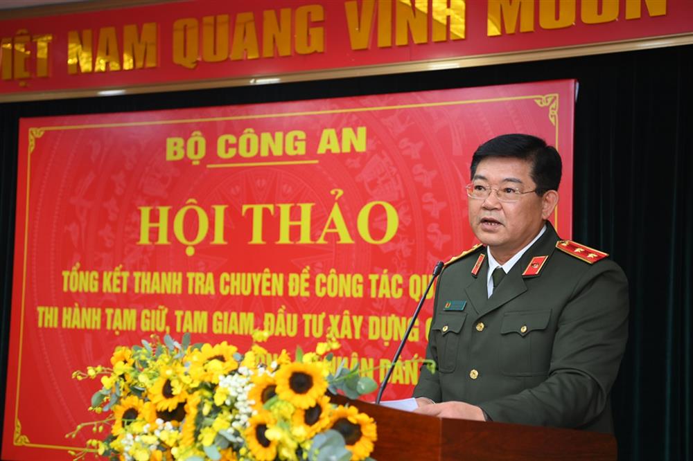 Trung tướng Trần Đức Tuấn, Chánh Thanh tra Bộ Công an phát biểu bế mạc Hội thảo. 