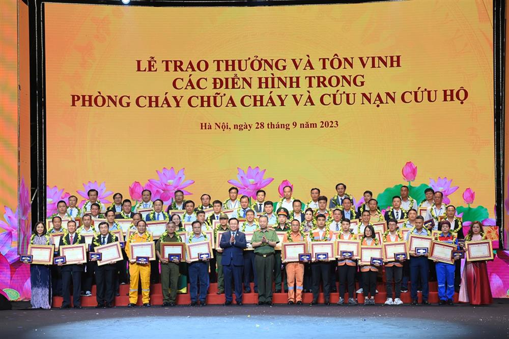 Chủ tịch Quốc hội Vương Đình Huệ và Bộ trưởng Tô Lâm trao Bằng khen của Bộ Công an cùng Kỷ niệm chương tặng 120 tập thể, cá nhân có thành tích xuất sắc trong công tác PCCC và CNCH.