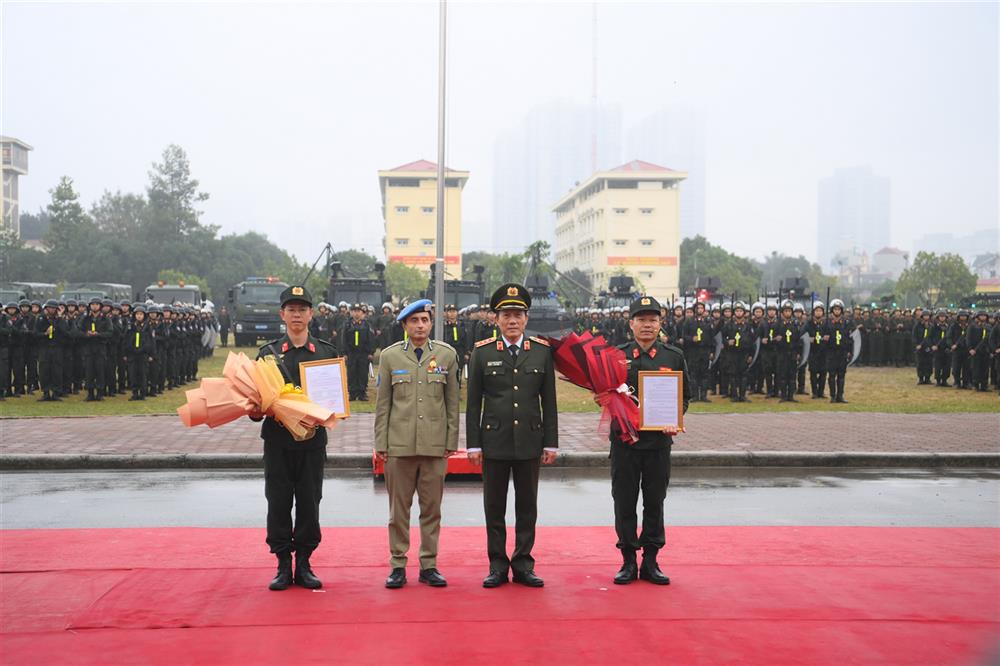 Thứ trưởng Lương Tam Quang trao Quyết định thành lập Đơn vị Cảnh sát gìn giữ hòa bình số 1 và ngài Faisal Shahkar, Tư lệnh Cảnh sát Liên hợp quốc tặng hoa chúc mừng.