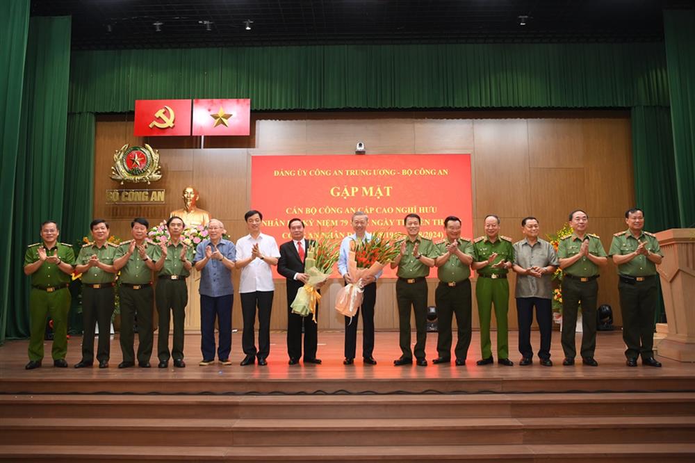 Tổng Bí thư, Chủ tịch nước Tô Lâm với các đồng chí trong Đảng ủy CATW, lãnh đạo Bộ Công an, nguyên lãnh đạo Bộ Công an tại buổi gặp mặt.