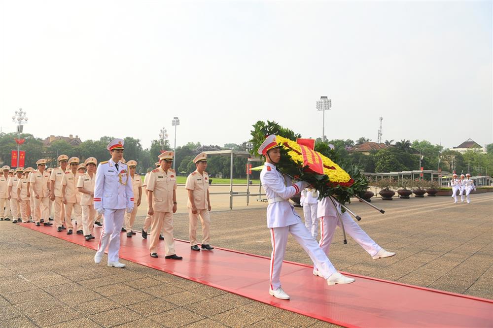 Đoàn Đảng ủy Công an Trung ương, Bộ Công an vào Lăng viếng Chủ tịch Hồ Chí Minh.