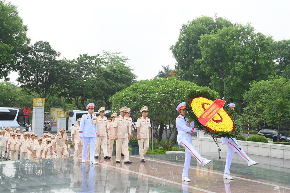 Đoàn Đảng ủy Công an Trung ương, Bộ Công an dâng hương viếng các Anh hùng liệt sĩ.