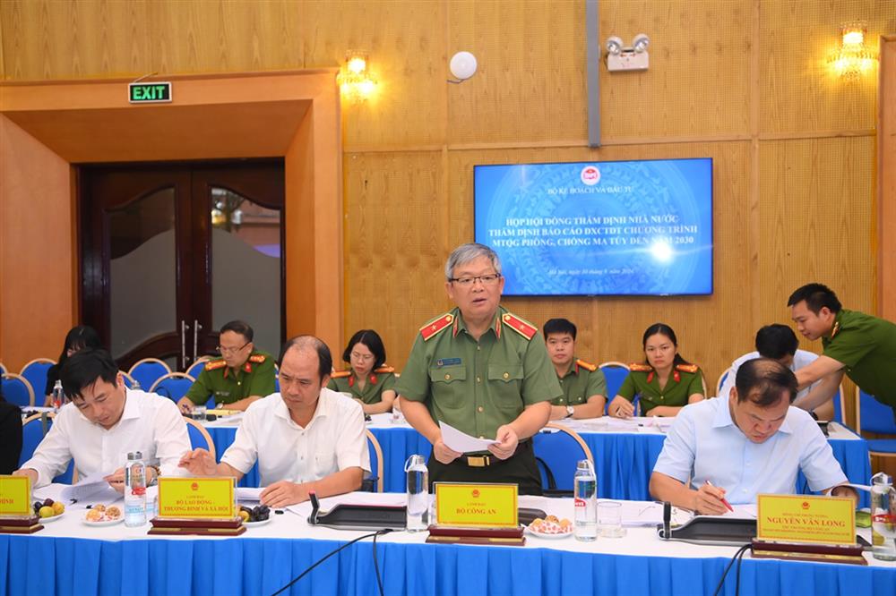 Thiếu tướng Hoàng Anh Tuyên, Phó Chánh Văn phòng Bộ Công an trình bày báo cáo tại cuộc họp.