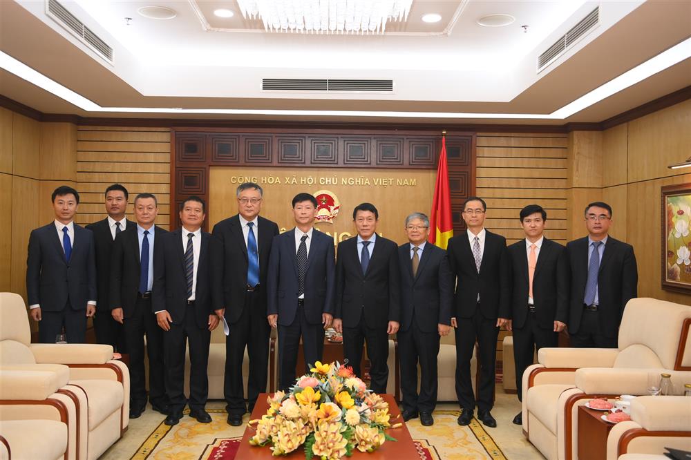 Các đại biểu chụp ảnh lưu niệm.