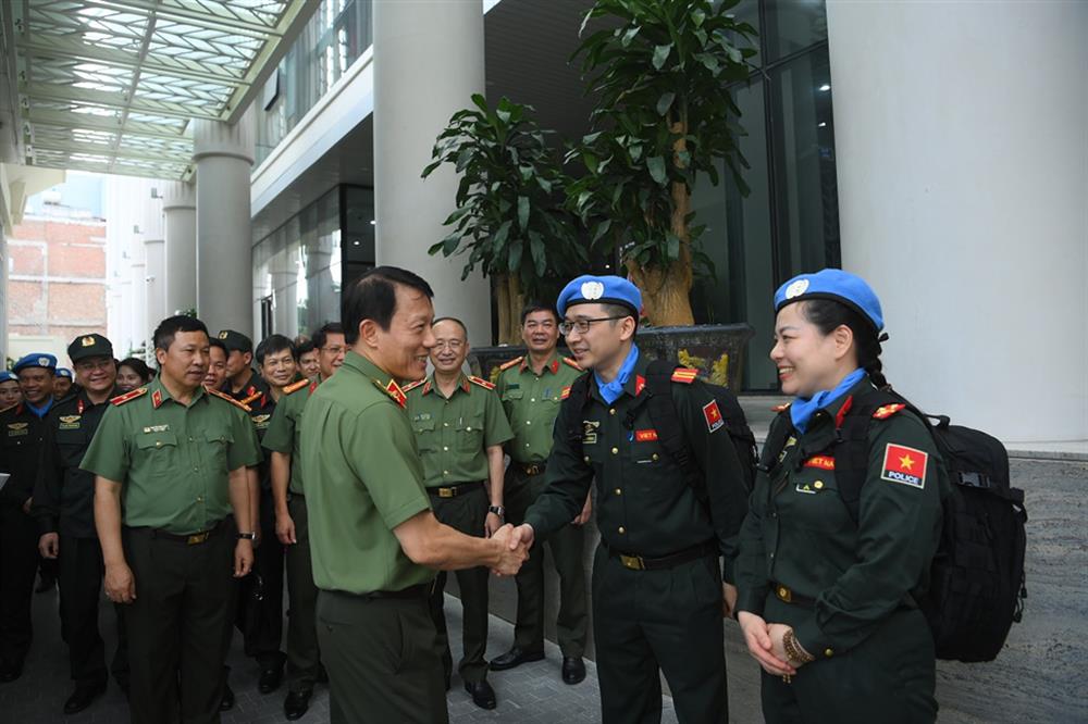 Thứ trưởng Lương Tam Quang tiễn các sĩ quan lên đường làm nhiệm vụ quốc tế.