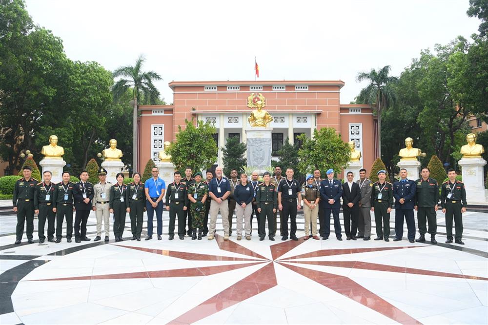 Các đại biểu tham dự lớp tập huấn chụp ảnh lưu niệm tại tượng đài Chủ tịch Hồ Chí Minh và các cố Bộ trưởng Bộ Công an trong khuôn viên Học viện An ninh nhân dân.