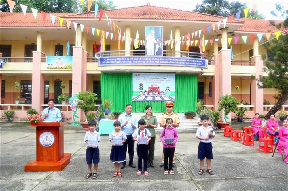 Công an tỉnh Bình Dương trao tặng 05 suất học bổng “Cùng em đến trường” cho các em học sinh có hoàn cảnh khó khăn.