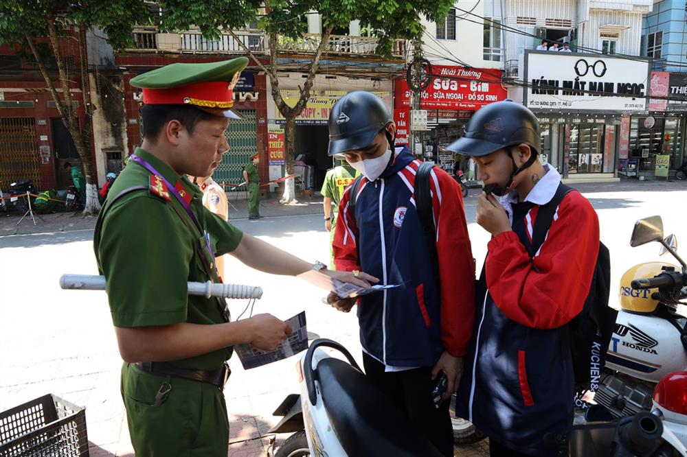 Bên cạnh việc xử lý vi phạm, các trường hợp phát sinh lỗi nhỏ lực lượng chức năng nhắc nhở và tuyên truyền cho các em học sinh để tạo tính răn đe.