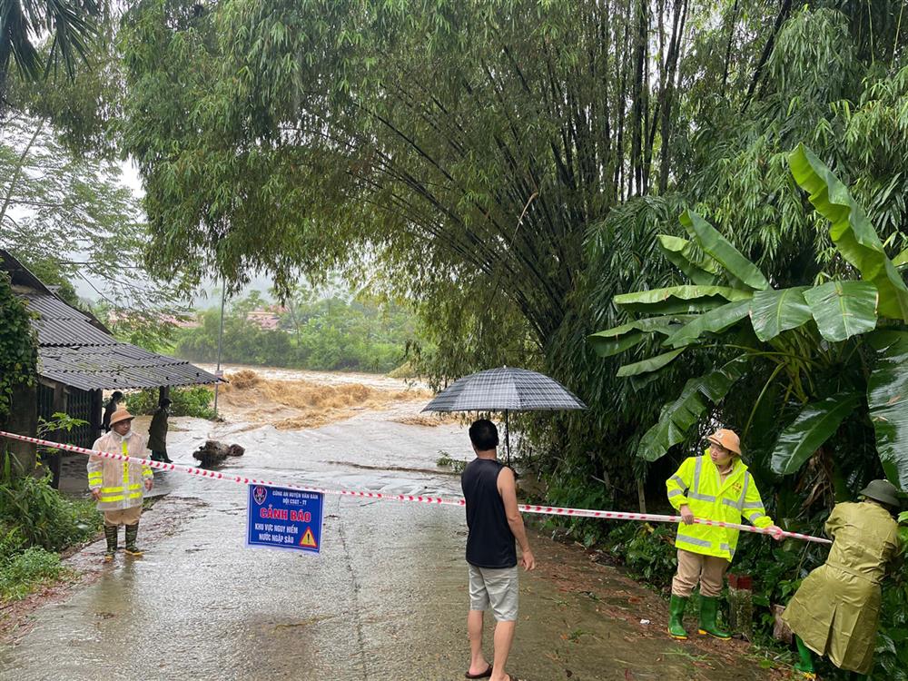 Lực lượng Công an huyện Văn Bàn căng dây ngăn ngừa nhân dân gặp nguy hiểm khi qua đập tràn.