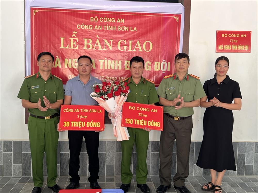 Công an tỉnh Sơn La nghiệm thu, bàn giao nhà Nghĩa tình đồng đội cho đồng chí Thiếu tá Đinh Văn Sơn, cán bộ Công an huyện Bắc Yên.