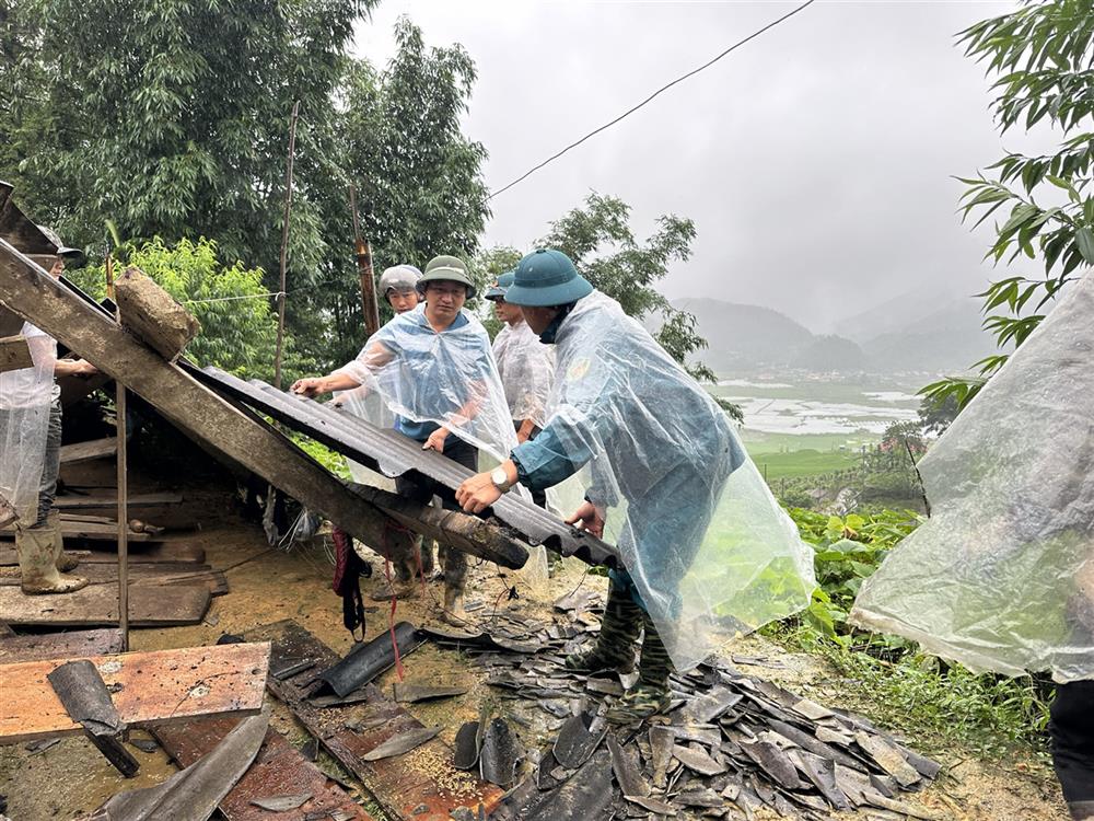 Lực lượng Công an xã Tả Phìn hỗ trợ gia đình bị sập nhà.