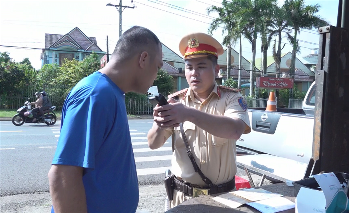 Lực lượng Công an đo nồng độ cồn người điều khiển phương tiện trên tuyến Quốc Lộ 20.