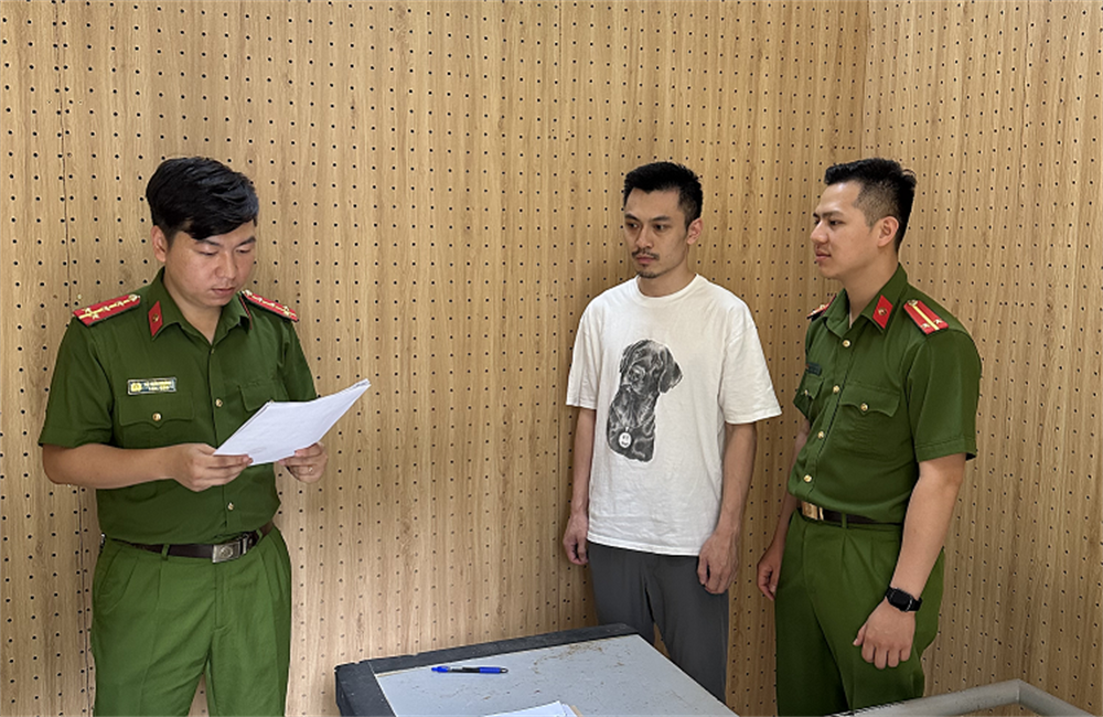 Cơ quan CSĐT Công an tỉnh Sơn La tống đạt các Quyết định và bắt tạm giam đối với Đặng Tùng Lâm.