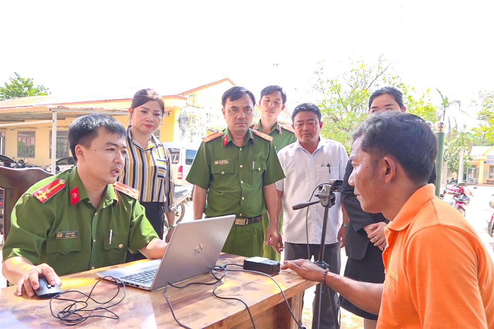 Người dân đến Công an xã Lộc Hòa, huyện Lộc Ninh làm CCCD, kích hoạt tài khoản ĐDĐT, tích hợp chữ ký số.