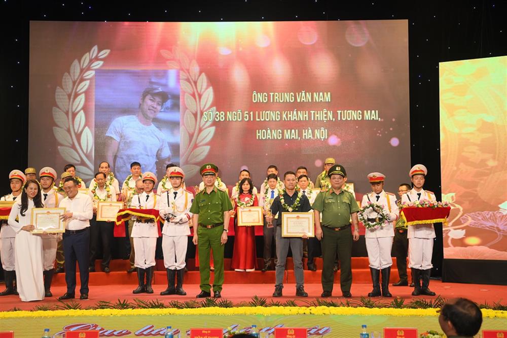 Các đồng chí lãnh đạo trao Bằng khen, lưu niệm và hoa tặng các điển hình tiên tiến.