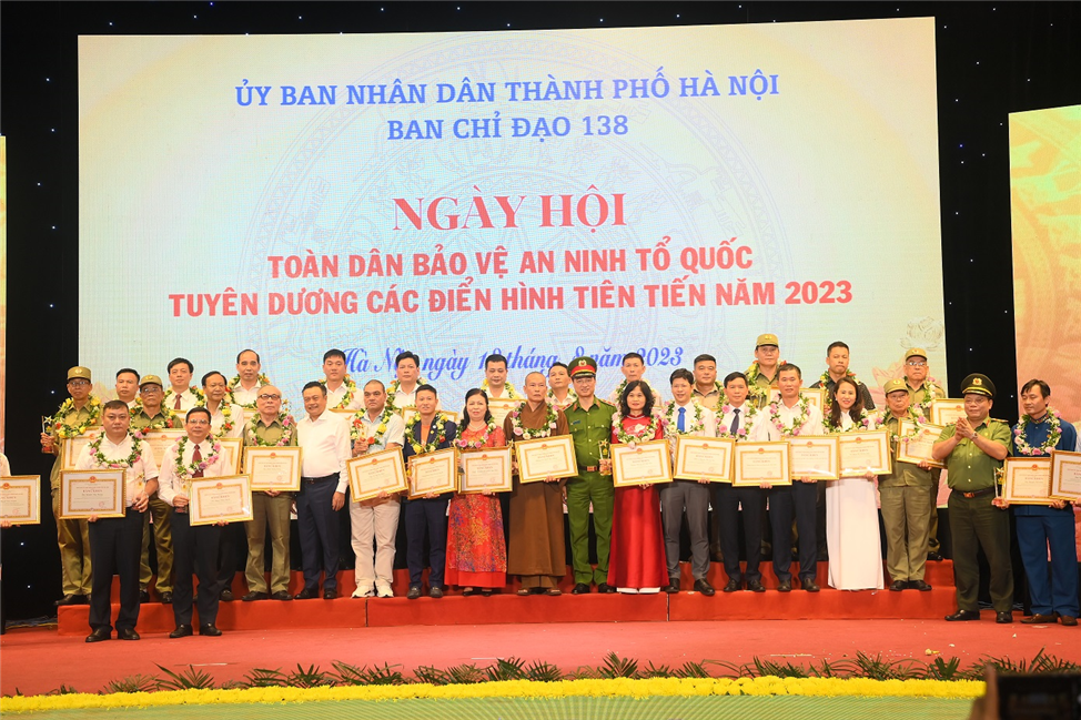 Toàn cảnh lễ tuyên dương.