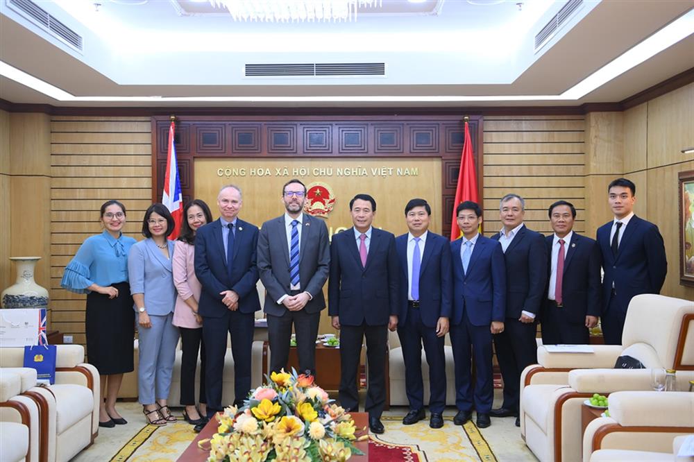 Thứ trưởng Lê Quốc Hùng và ngài Iain Frew, Đại sứ Đặc mệnh toàn quyền Liên hiệp Vương quốc Anh và Bắc Ireland với các đại biểu.
