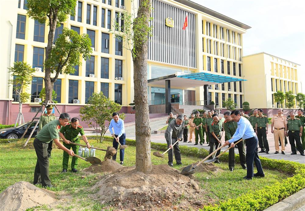 Bộ trưởng Tô Lâm cùng Đoàn công tác trồng cây lưu niệm trong khuôn viên Trụ sở Công an tỉnh Bắc Giang.