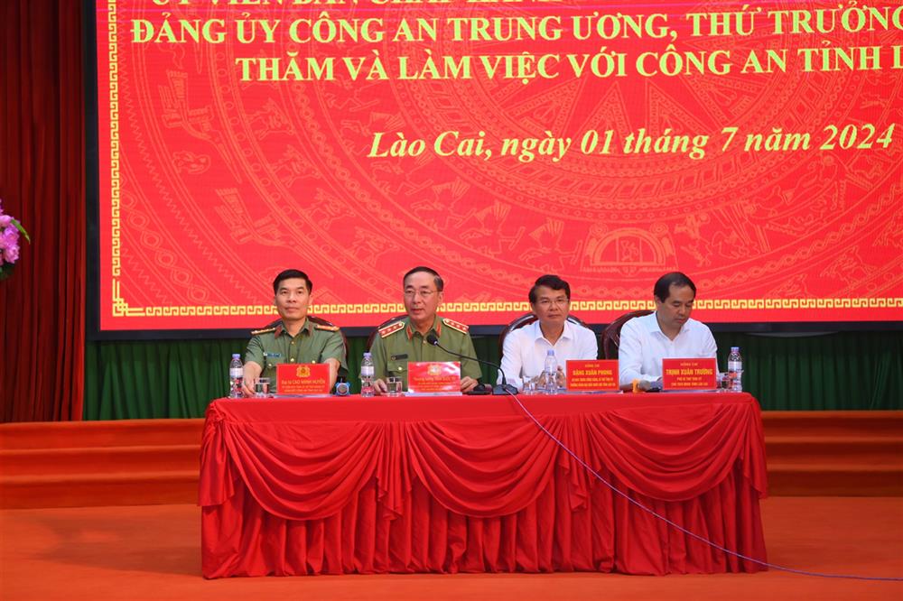 Thứ trưởng Trần Quốc Tỏ với các đại biểu tại buổi làm việc.