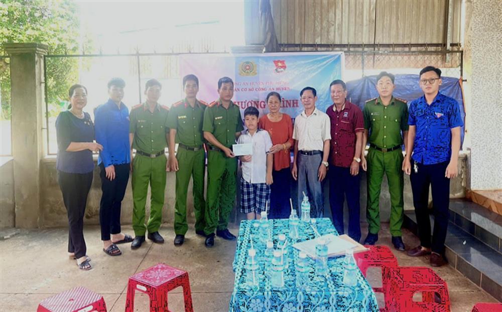 Chi đoàn 3- Đoàn thanh niên Công an huyện Phú Riềng nhận em Nguyễn Xuân Tú làm "Em nuôi của Chi đoàn".