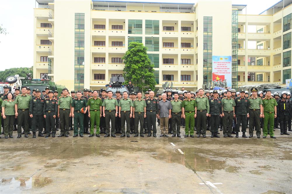 Các đại biểu động viên cán bộ, chiến sĩ VNFPU-1 tham gia diễn tập tại Lễ tổng kết.