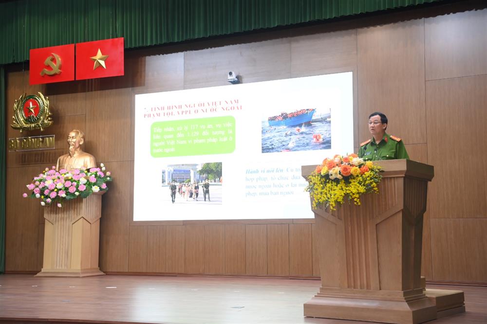 Đại tá Trần Minh Tiến, Chánh Văn phòng Cơ quan Cảnh sát điều tra Bộ Công an trình bày báo cáo tại Hội nghị.