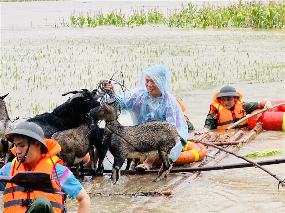 Công an huyện Văn Bàn giúp dân di chuyển tài sản đến nơi an toàn.