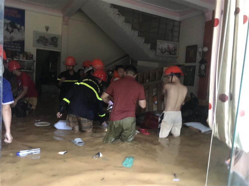 Lực lượng Công an Lào Cai giúp nhân dân di chuyển tài sản đến nơi an toàn.
