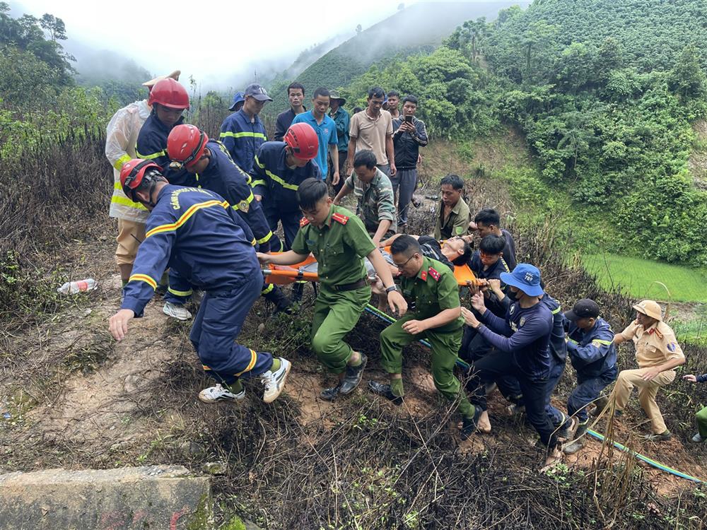 Các lực lượng hỗ trợ đưa nạn nhân đi cấp cứu.