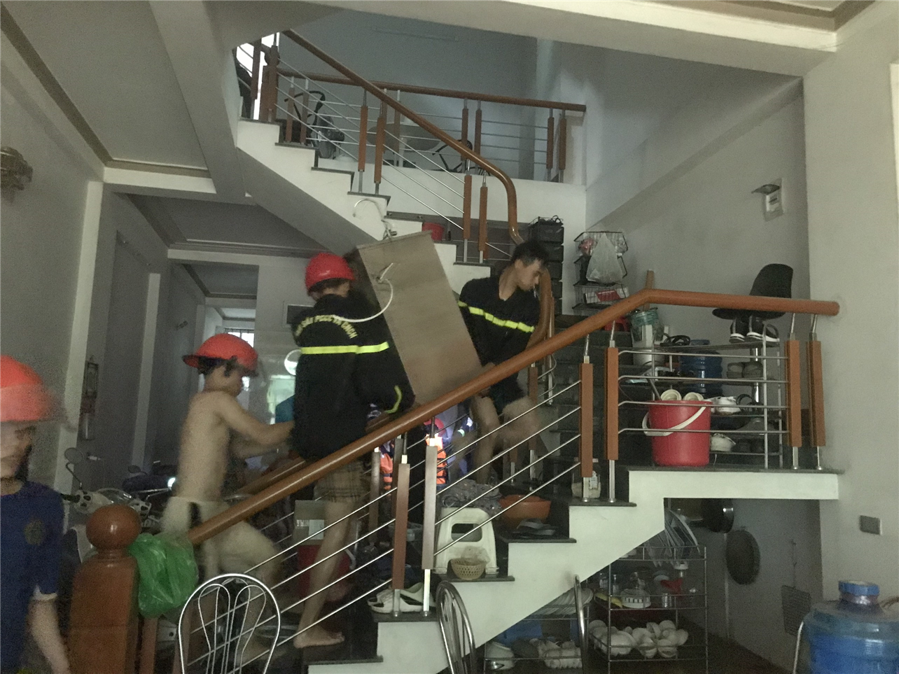 Lực lượng Công an Lào Cai giúp nhân dân di chuyển tài sản đến nơi an toàn.