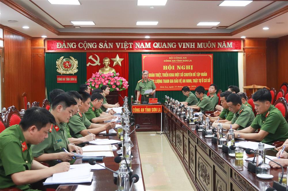 Đại tá Đinh Công Thành, Phó Giám đốc Công an tỉnh phát biểu tại hội nghị.