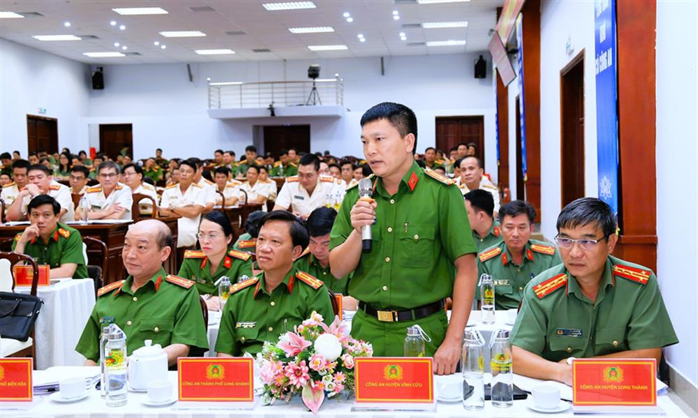 Đại diện lãnh đạo, chỉ huy Công an các huyện, thành phố chia sẻ những khó khăn, vướng mắc trong quá trình công tác.