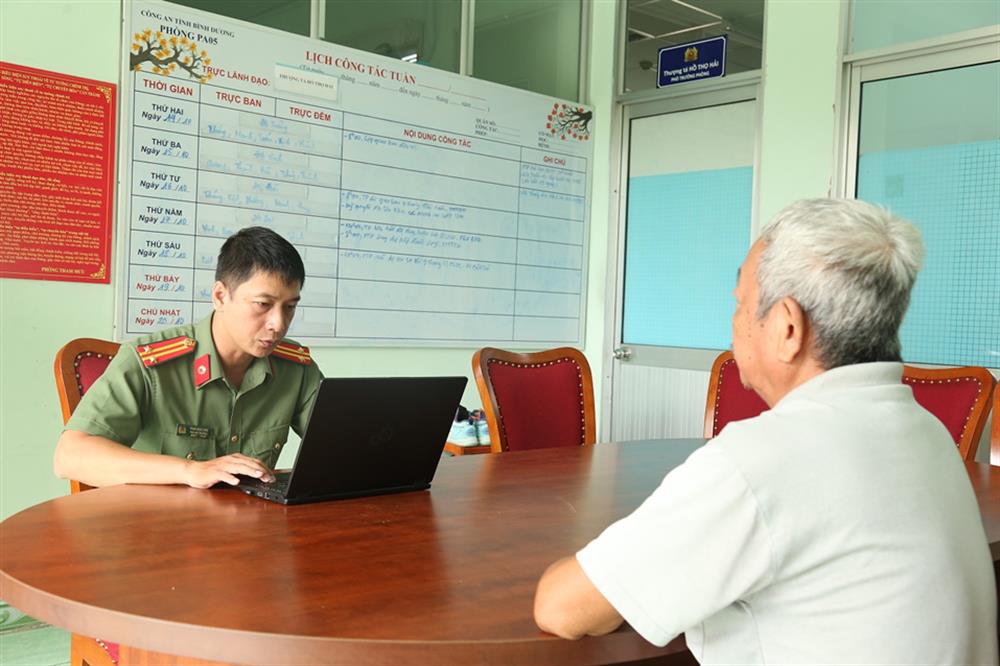 Phòng An ninh mạng và phòng, chống tội phạm sử dụng công nghệ cao Công an tỉnh Bình Dương làm việc với ông Phạm Văn T.