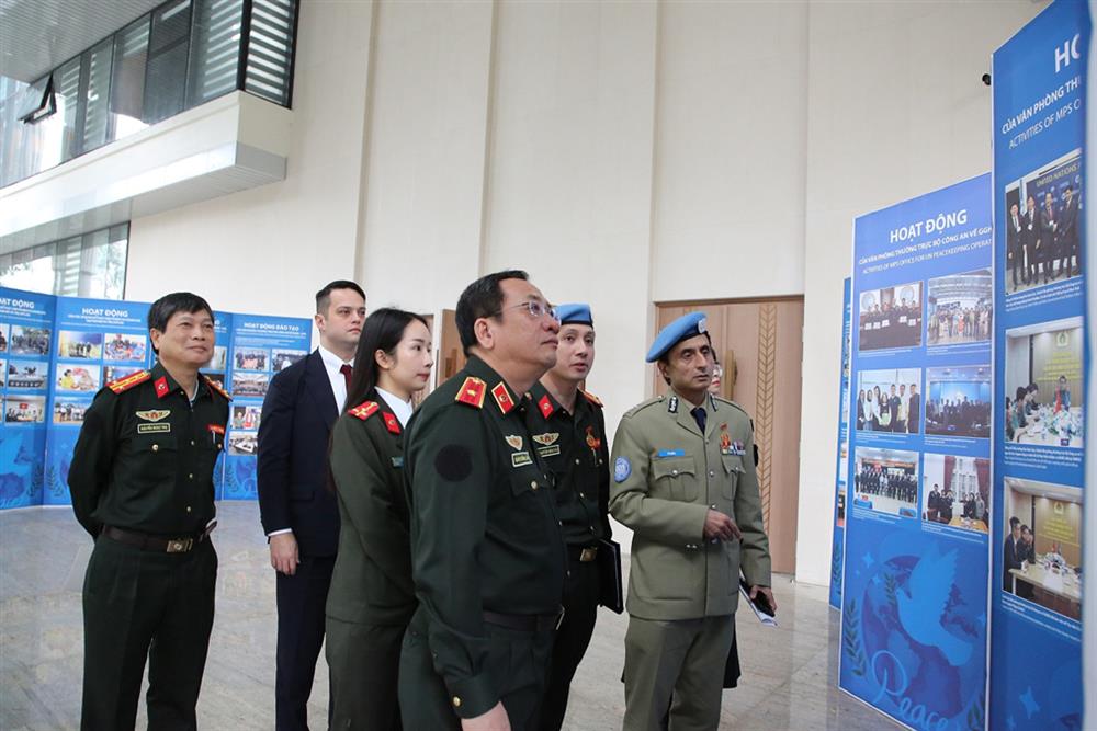 Đoàn thăm quan bảng ảnh truyền thống đánh dấu những dấu mốc của Bộ Công an trong tham gia hoạt động gìn giữ hòa bình Liên hợp quốc.