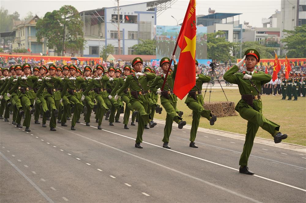 Khối nam Cảnh sát nhân dân tiến vào lễ đài chào đại biểu và khán giả trong buổi hợp luyện.