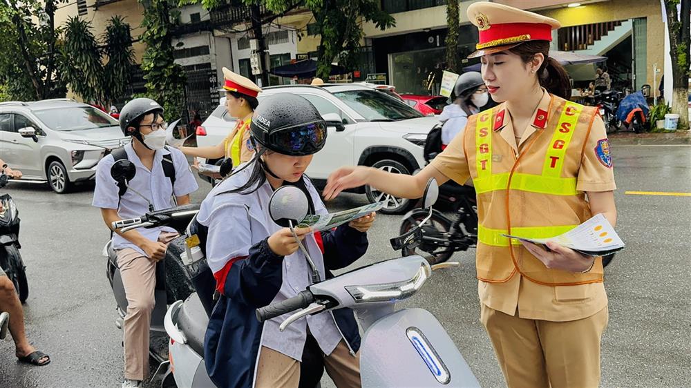 Lực lượng CSGT tỉnh Lào Cai đồng loạt tuyên truyền ATGT tại các trường học trong sáng 01/10/2024.