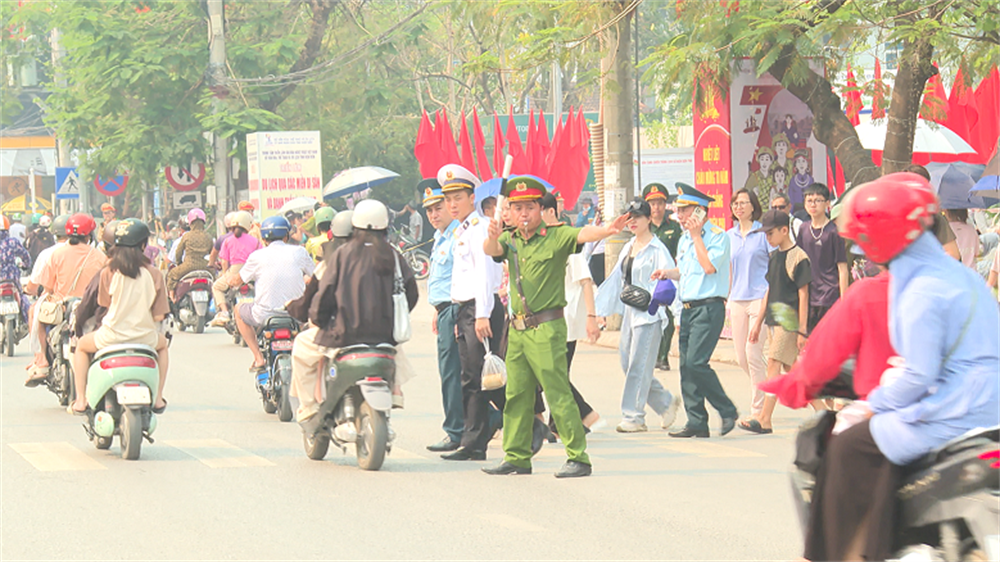 Lực lượng CSGT-TT chỉ huy, điều tiết giao thông.