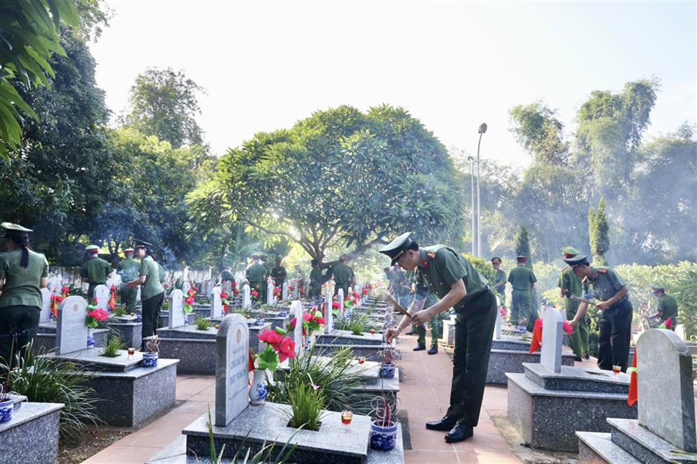 Công an tỉnh Lào Cai dâng hương, dâng hoa tại nghĩa trang liệt sĩ phường Nam Cường.