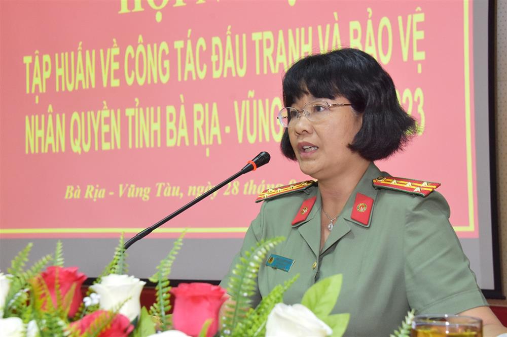 Đại tá Trần Thị Kim Phụng, Phó Giám đốc Công an tỉnh, Phó Trưởng Ban thường trực Ban chỉ đạo nhân quyền tỉnh Bà Rịa – Vũng Tàu phát biểu bế mạc hội nghị.