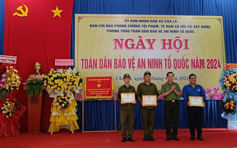 Đại tá Nguyễn Văn Trãi, Giám đốc Công an tỉnh Tây Ninh trao Giấy khen tặng 3 tập thể, cá nhân có thành tích xuất sắc trong phong trào thi đua vì ANTQ.