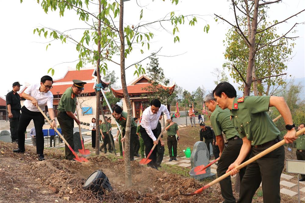 Trung tướng Lê Quốc Hùng, Ủy viên BCH Trung ương Đảng, Thứ trưởng Bộ Công an Trồng cây lưu niệm tại Đền thờ liệt sỹ chiến trường Điện Biên Phủ.