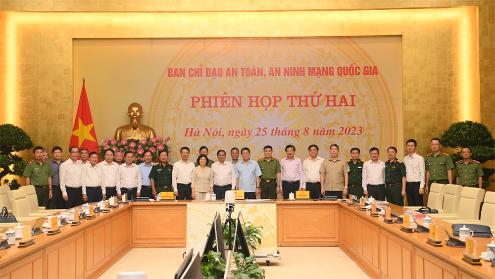 Thủ tướng Chính phủ Phạm Minh Chính với các đại biểu dự phiên họp.