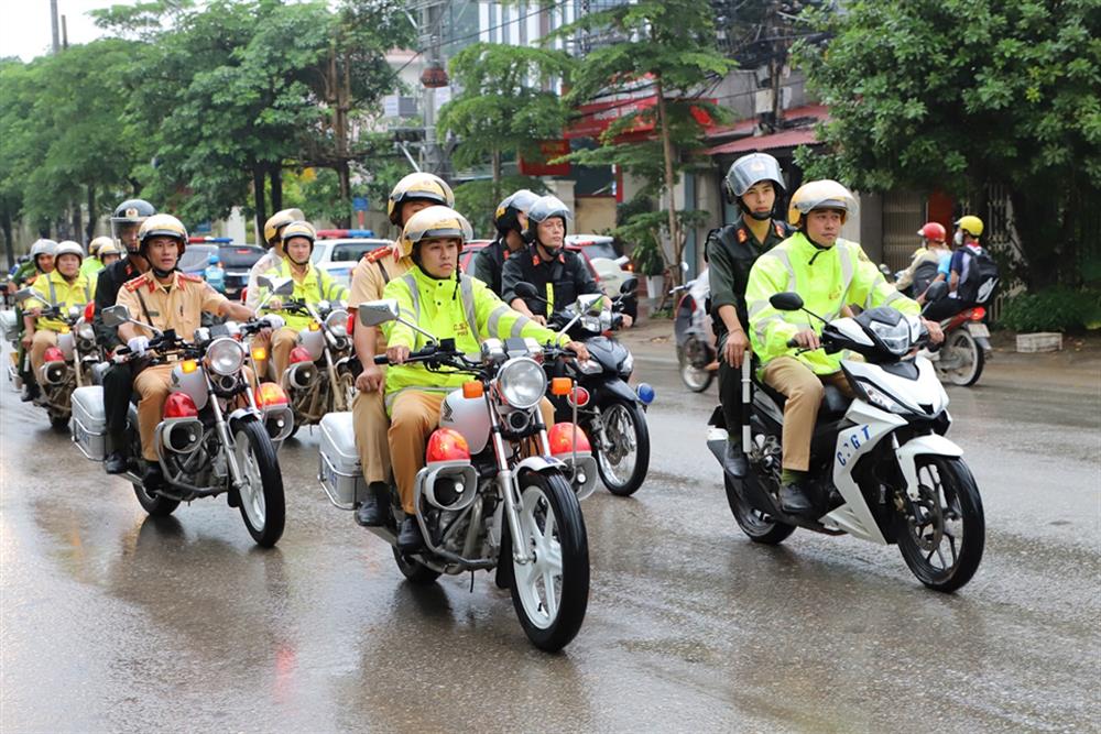 Công an tỉnh Yên Bái ra quân đảm bảo ATGT.