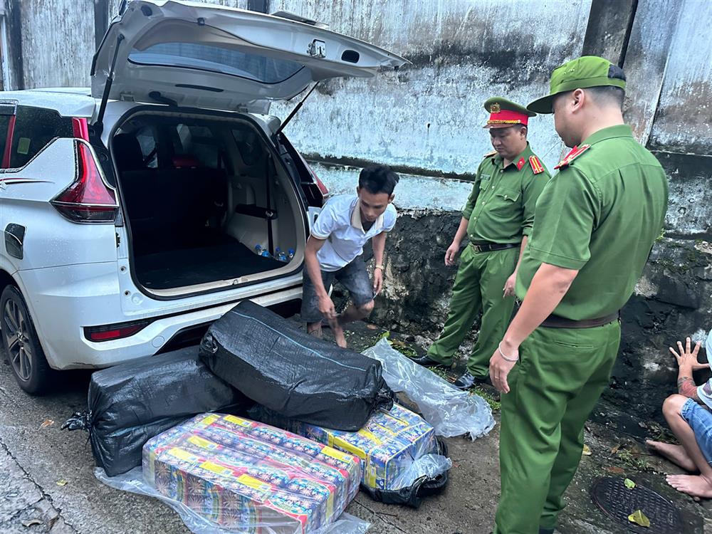 Bắt quả tang nhóm đối tượng mua bán, vận chuyển trái phép 155kg pháo hoa nổ.