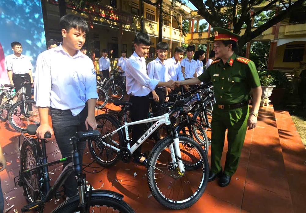 Lãnh đạo Công an tỉnh Lào Cai trao xe đạp cho các cháu học sinh có hoàn cảnh khó khăn.